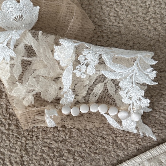 Elegant Lace Bolero - Picture 3 of 7